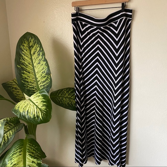 Torrid | Chevron Striped Maxi Skirt - Picture 4 of 7